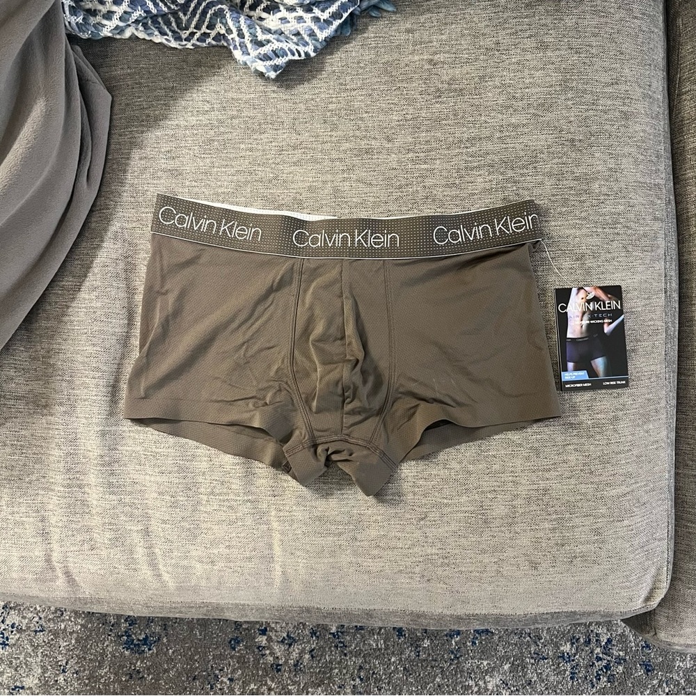 Calvin Klein Men's Air FX Tech Micro Low Rise Trunk, Platinum Grey, M